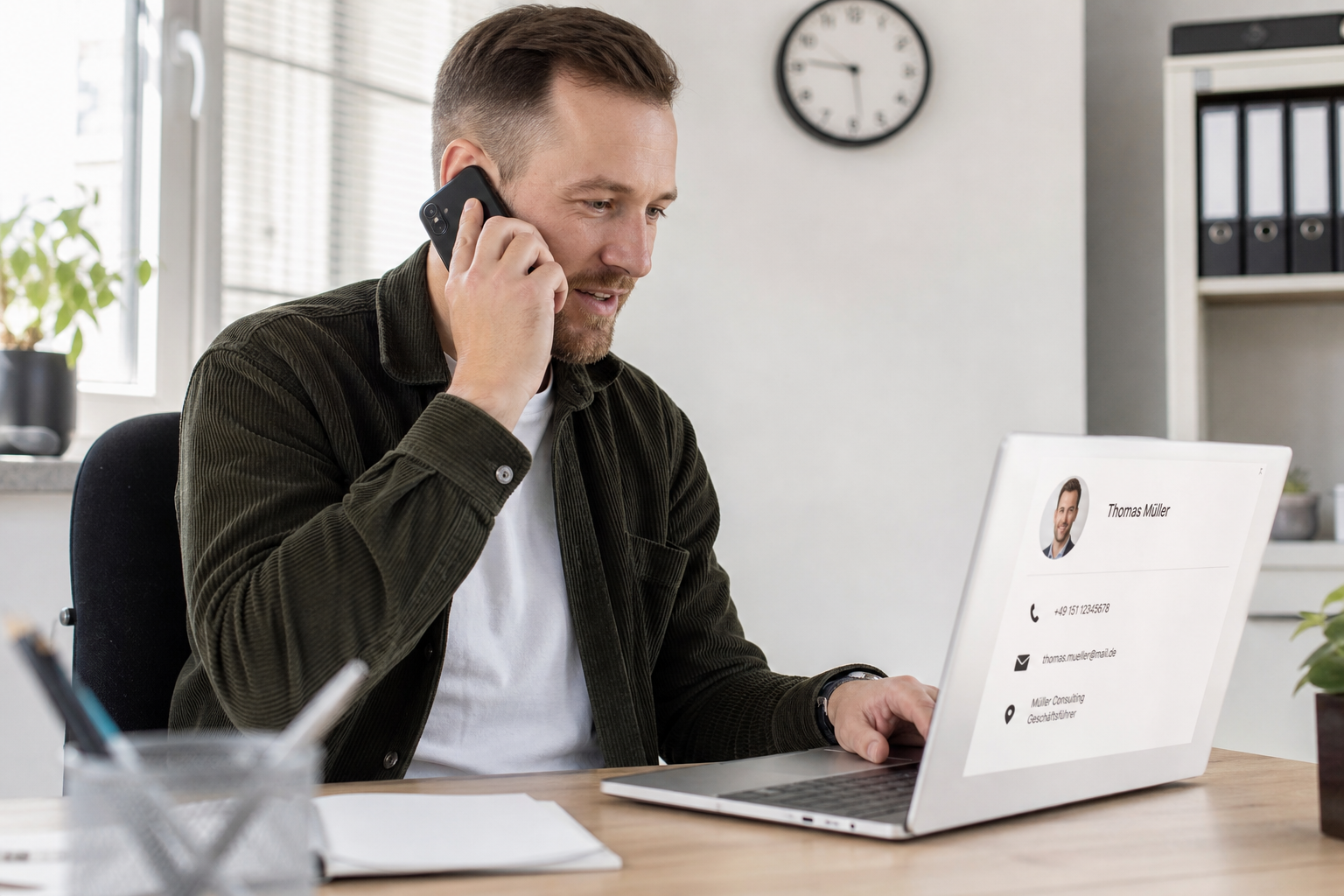 Berater greift sofort zum Telefon