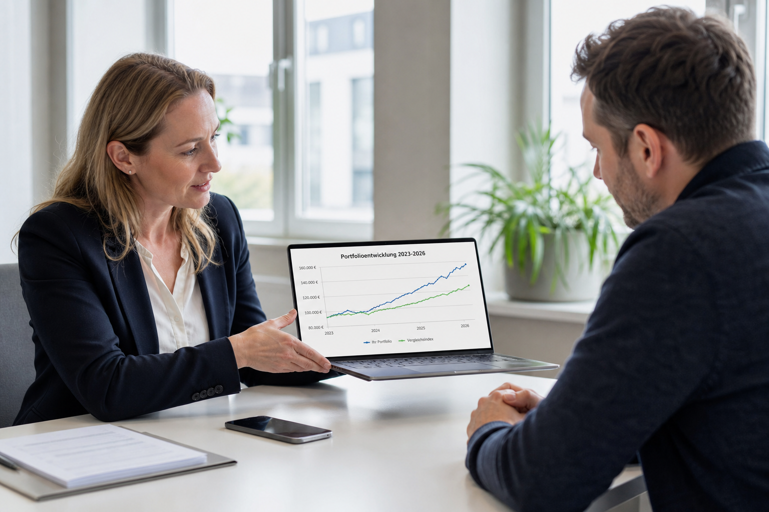 Finanzberater zeigt einem Kunden Anlagezahlen auf dem Tablet