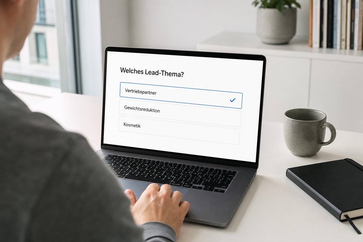 Auswahl des Lead-Themas am Laptop