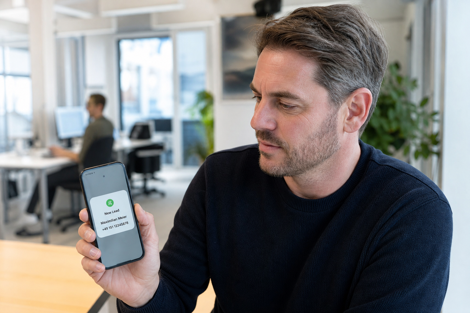 Neue Anfrage erreicht den Berater auf dem Smartphone