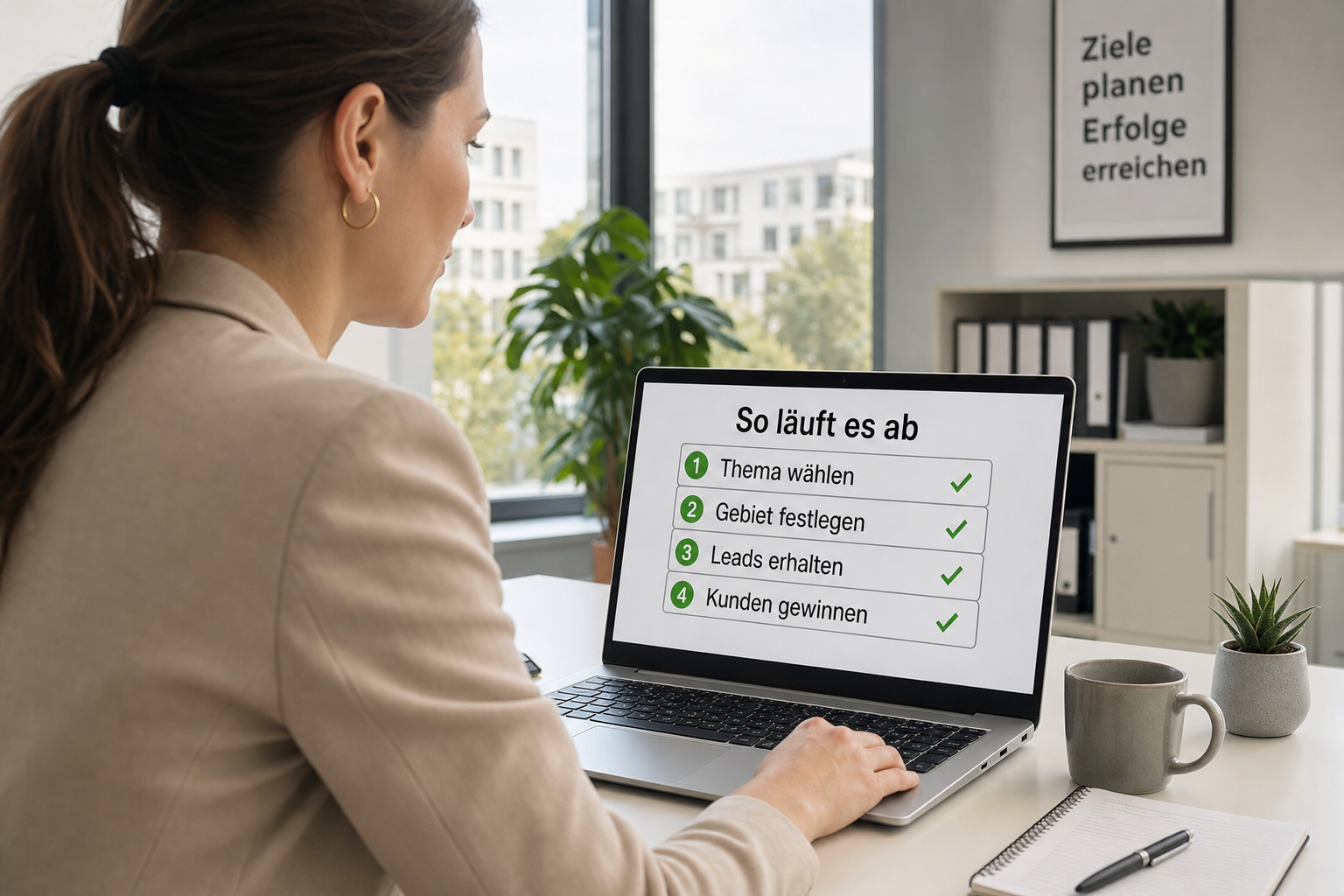 Beraterin auf dem Weg durch ein modernes Buero mit Tablet