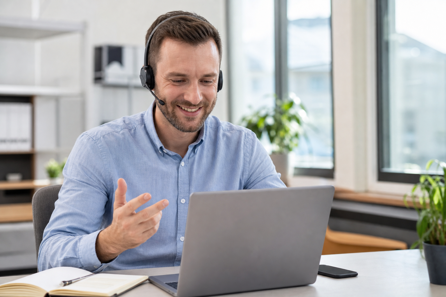Mitarbeiter mit Headset im Kundenkontakt
